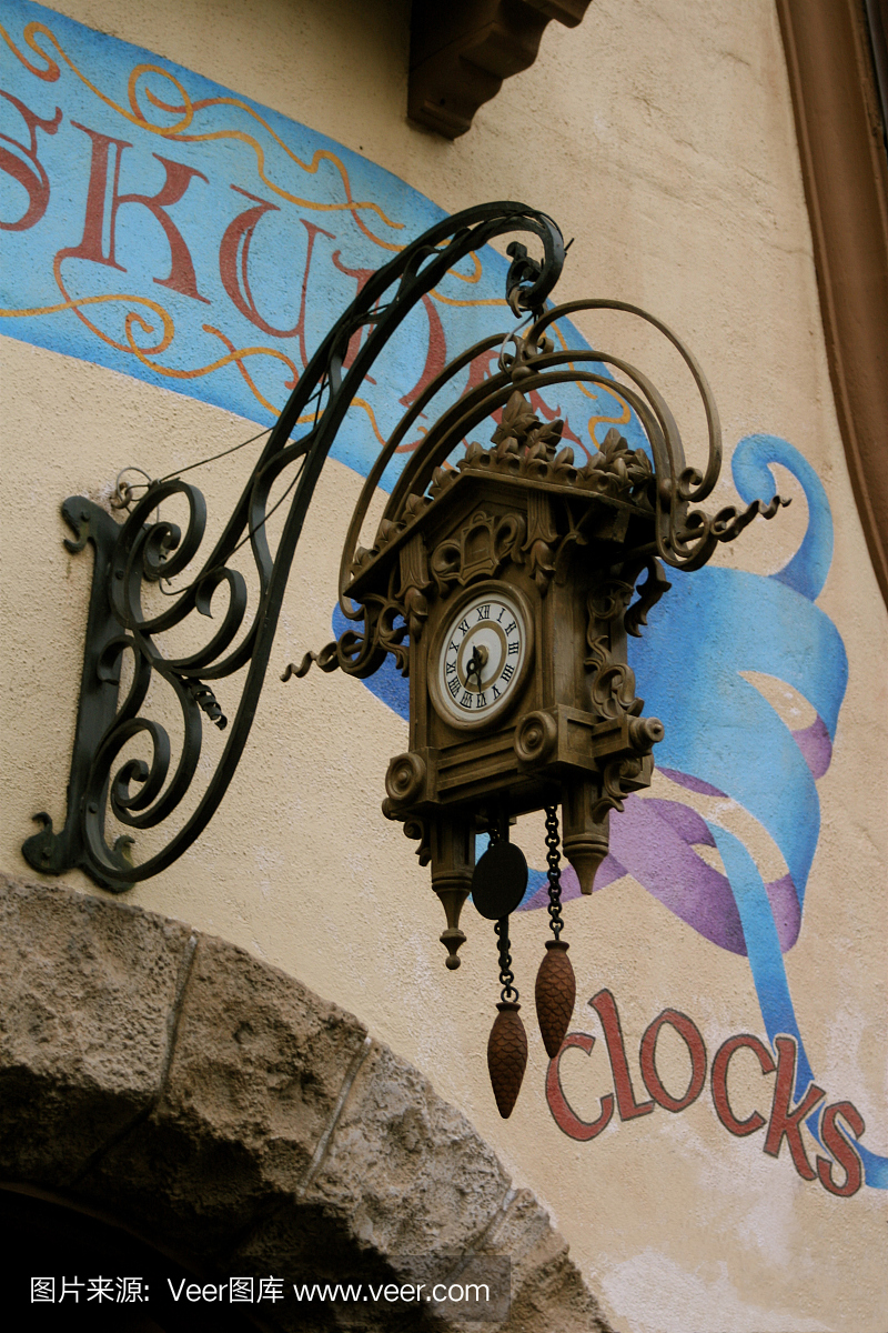 欧洲商店标志上的时钟